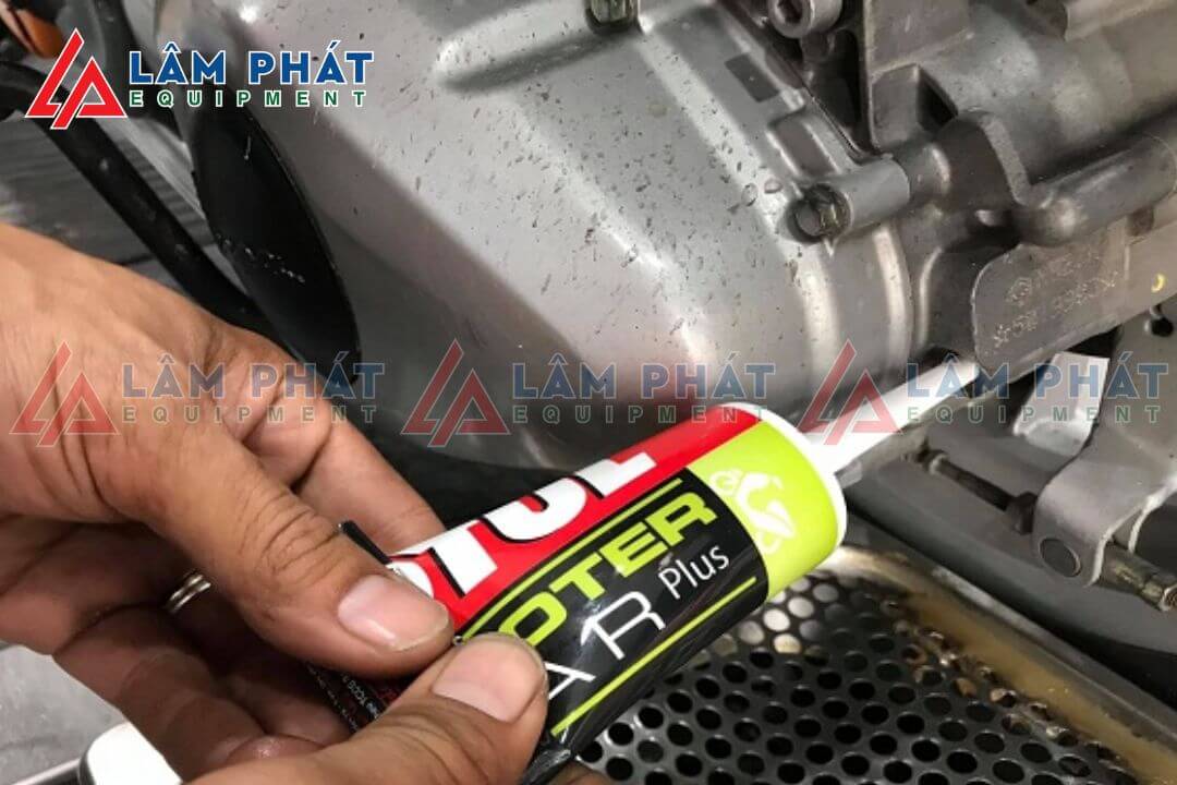 Thay nhớt số xe tay ga bao nhiêu tiền? [Giá thay 2024]