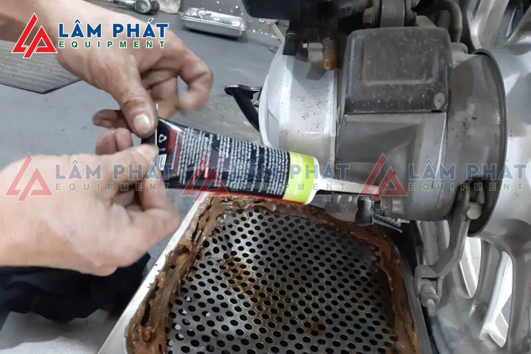 Hướng dẫn thay nhớt hộp số xe tay ga nhanh chóng