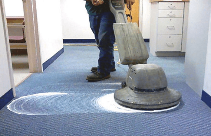 Vệ sinh các tấm lót sàn thường xuyên để tăng thời gian sử dụng