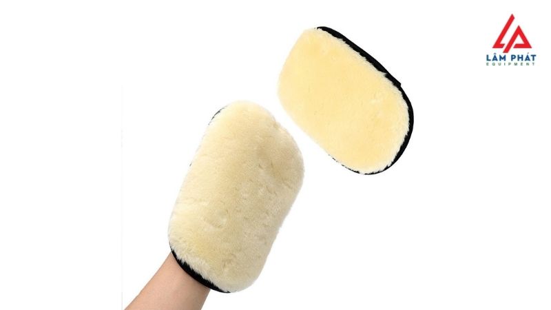 đeo găng tay sẽ giúp cho bạn bảo vệ làn da của mình, tránh tiếp xúc trực tiếp với hóa chất tẩy rửa