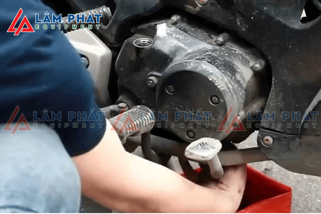 kiểm tra màu sắc và độ nhớt của nhớt cũ trước khi thay mới